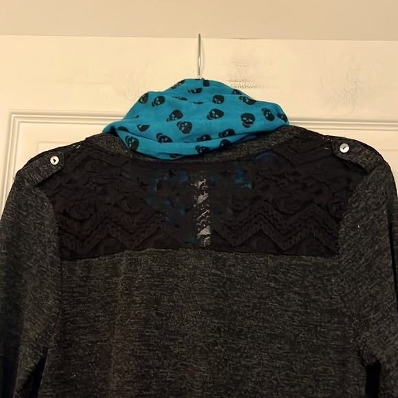 WORN ONCE JUNIORS LONG SLEEVE TOP WITH MATCHING SCARF : SIZE LARGE - Picture 3 of 6